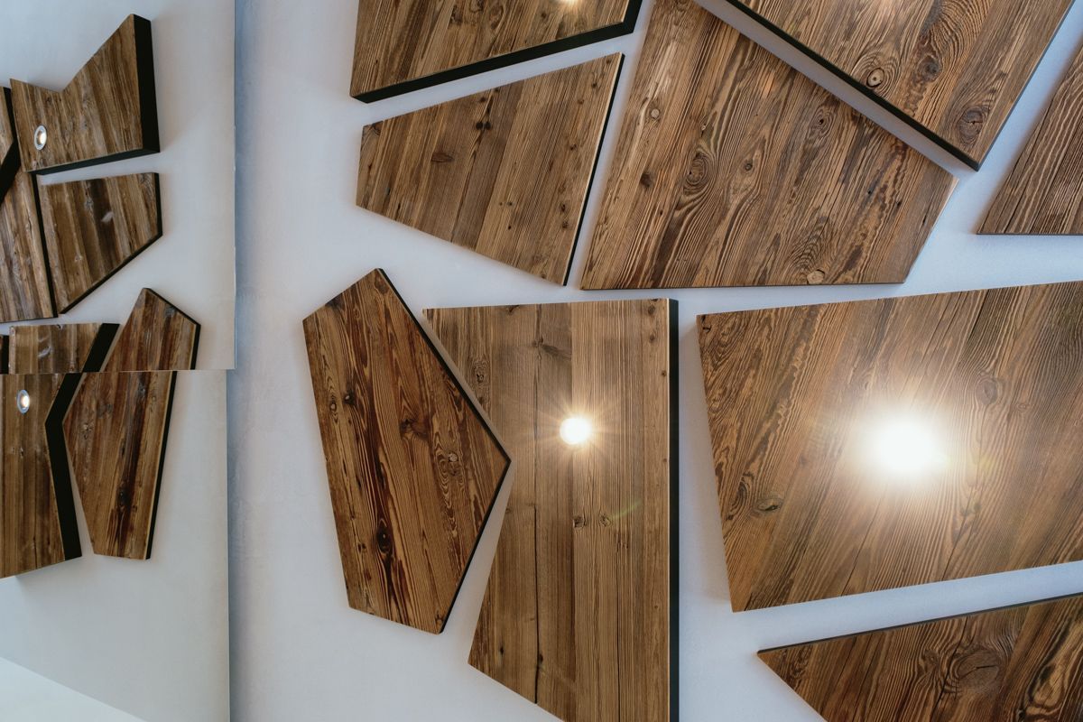 Décoration pour éclairage en vieux bois