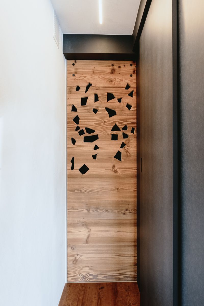 Porte et plafond en vieux bois