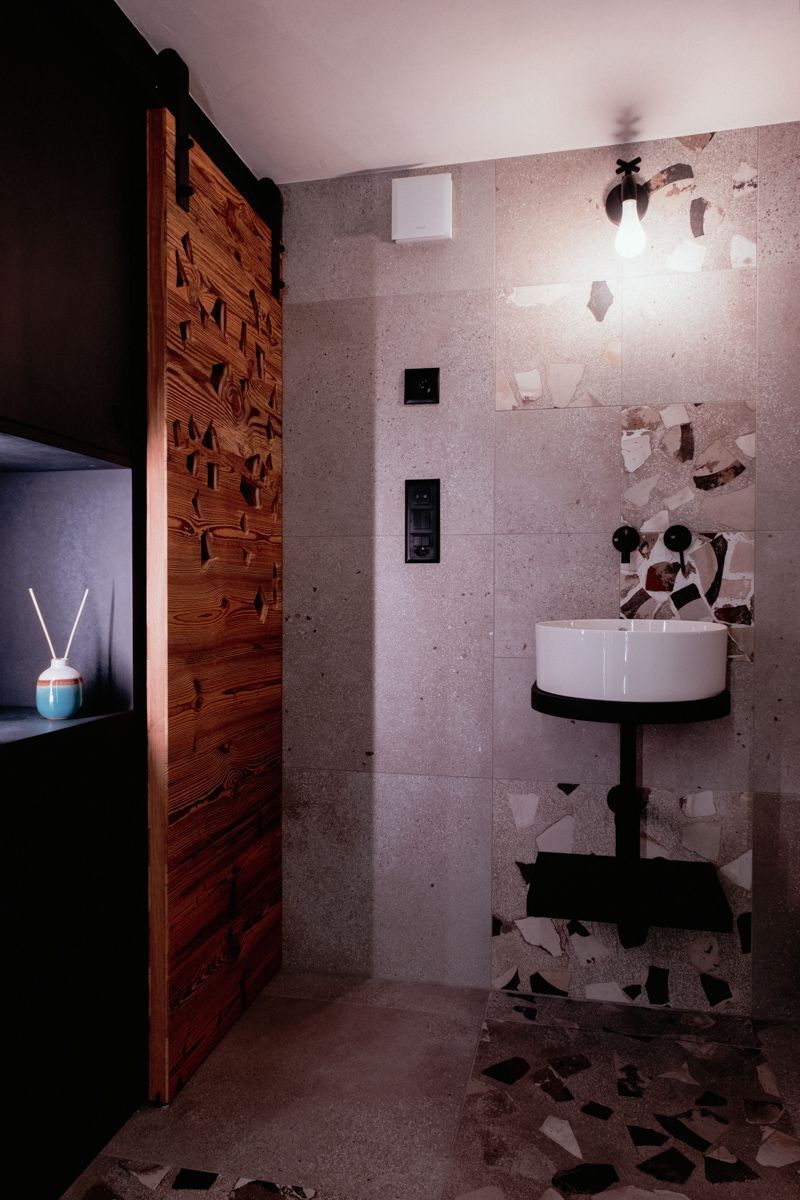 Porte et plafond en vieux bois - Partie mdf noir teinté dans la masse