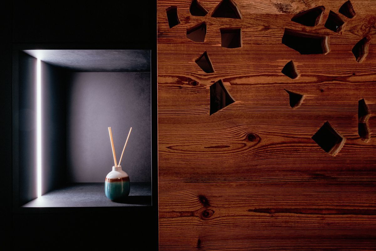 Porte et plafond en vieux bois - Partie mdf noir teinté dans la masse