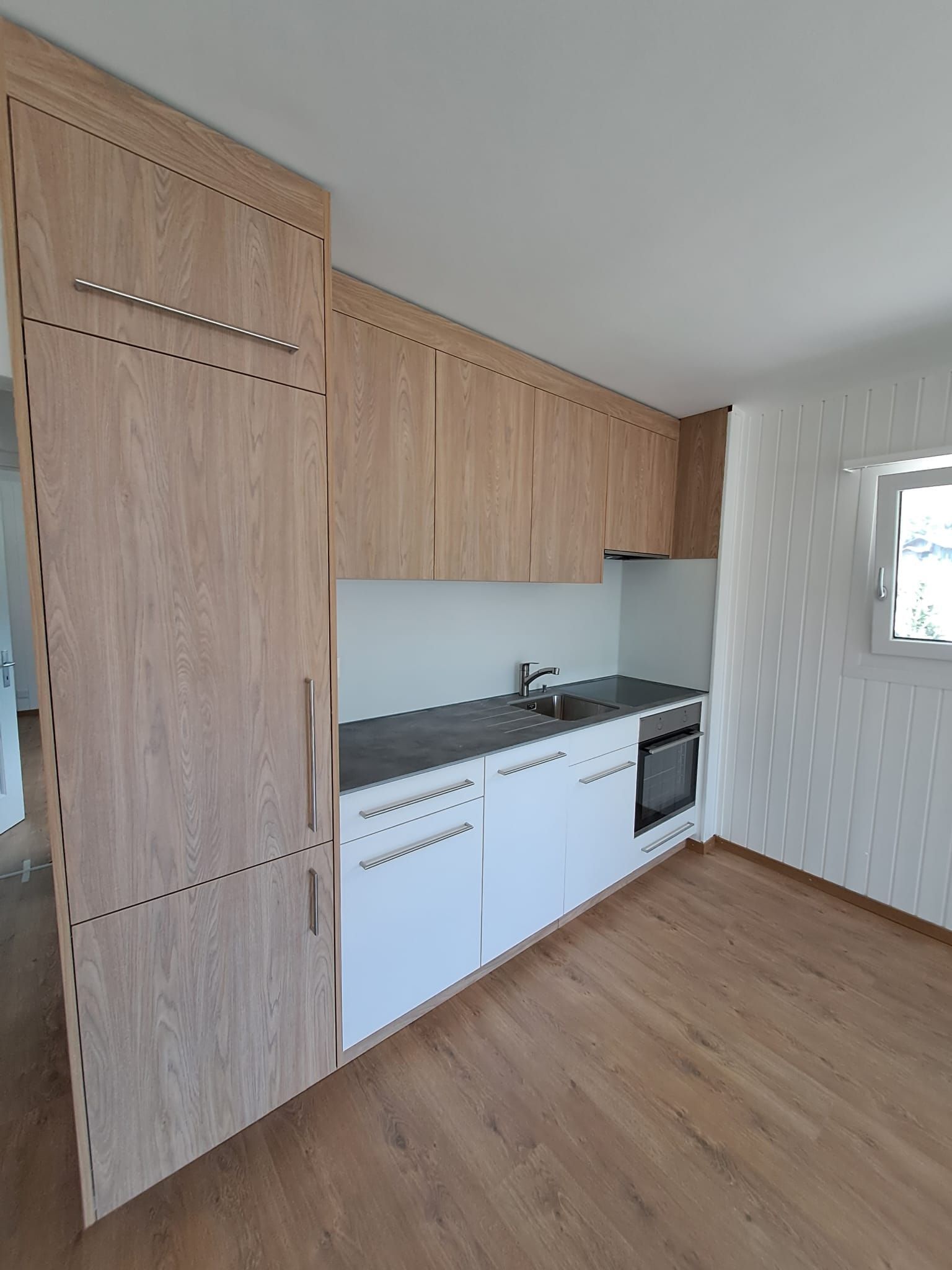 Cuisine en stratifié bicolore avec crédence en verre