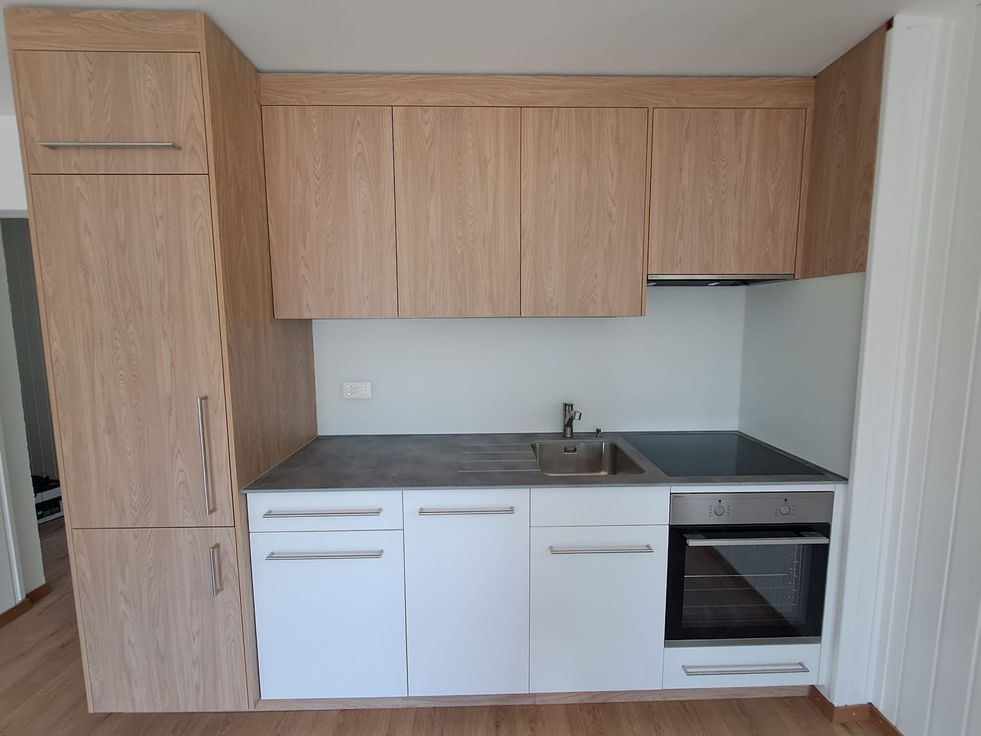 Cuisine en stratifié bicolore avec crédence en verre