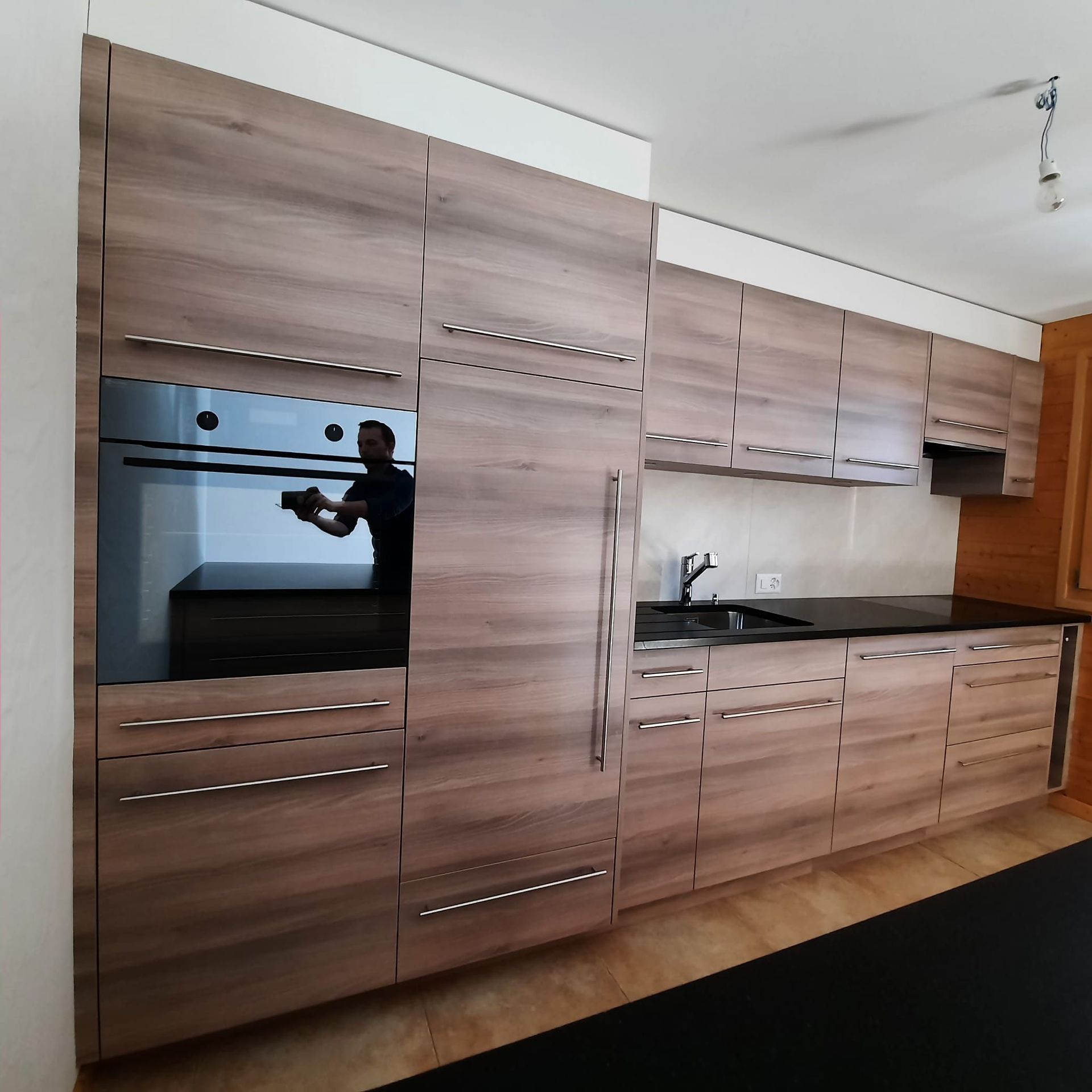 Cuisine en stratifié imitation bois et plan de travail en granit 2