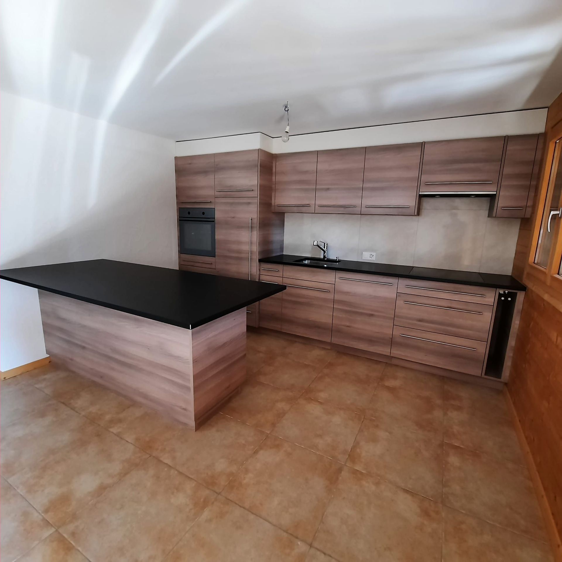 Cuisine en stratifié imitation bois et plan de travail en granit 2