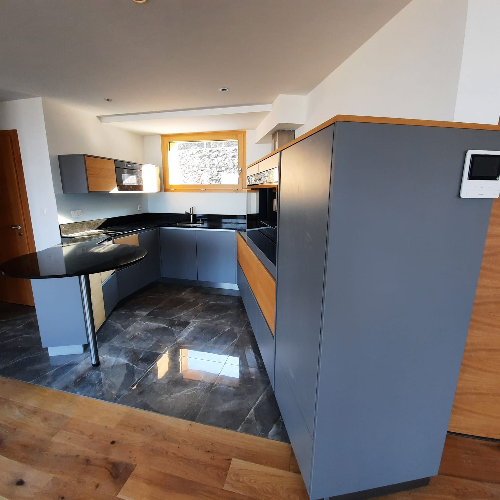 Cuisine stratifié et plaque chêne. Plan de travail granit impala 20mm, entre meuble en verre