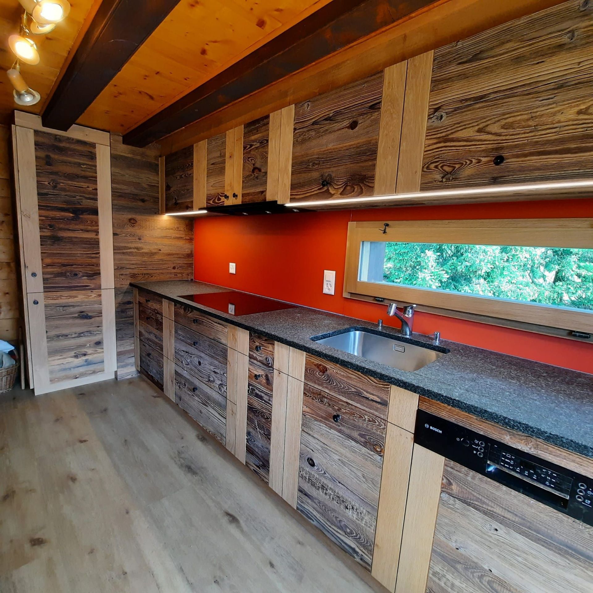 Cuisine vieux bois et chêne. Granit impala flammé brossé . Entre meuble en verre. Petite fenêtre sur mesure