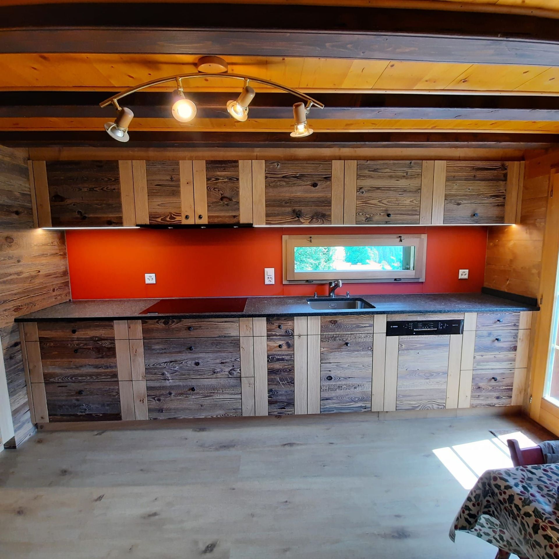 Cuisine vieux bois et chêne. Granit impala flammé brossé . Entre meuble en verre. Petite fenêtre sur mesure