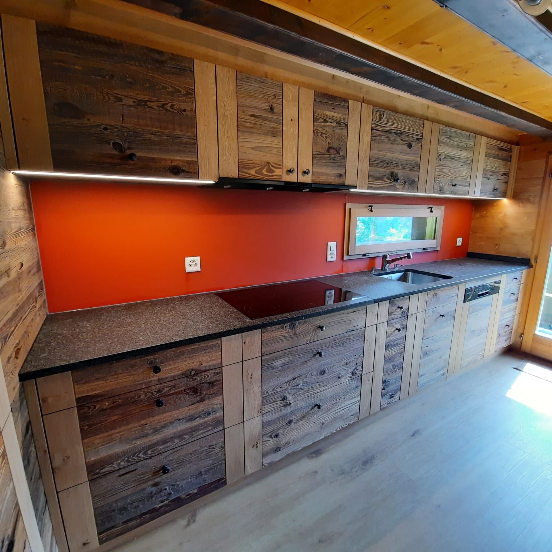 Cuisine vieux bois et chêne. Granit impala flammé brossé . Entre meuble en verre. Petite fenêtre sur mesure