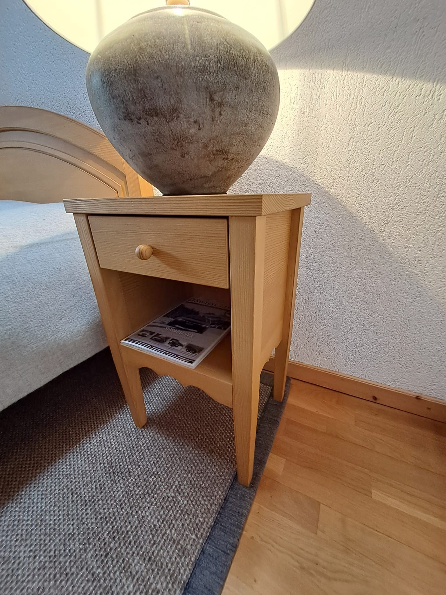 table de nuit en sapin teinté