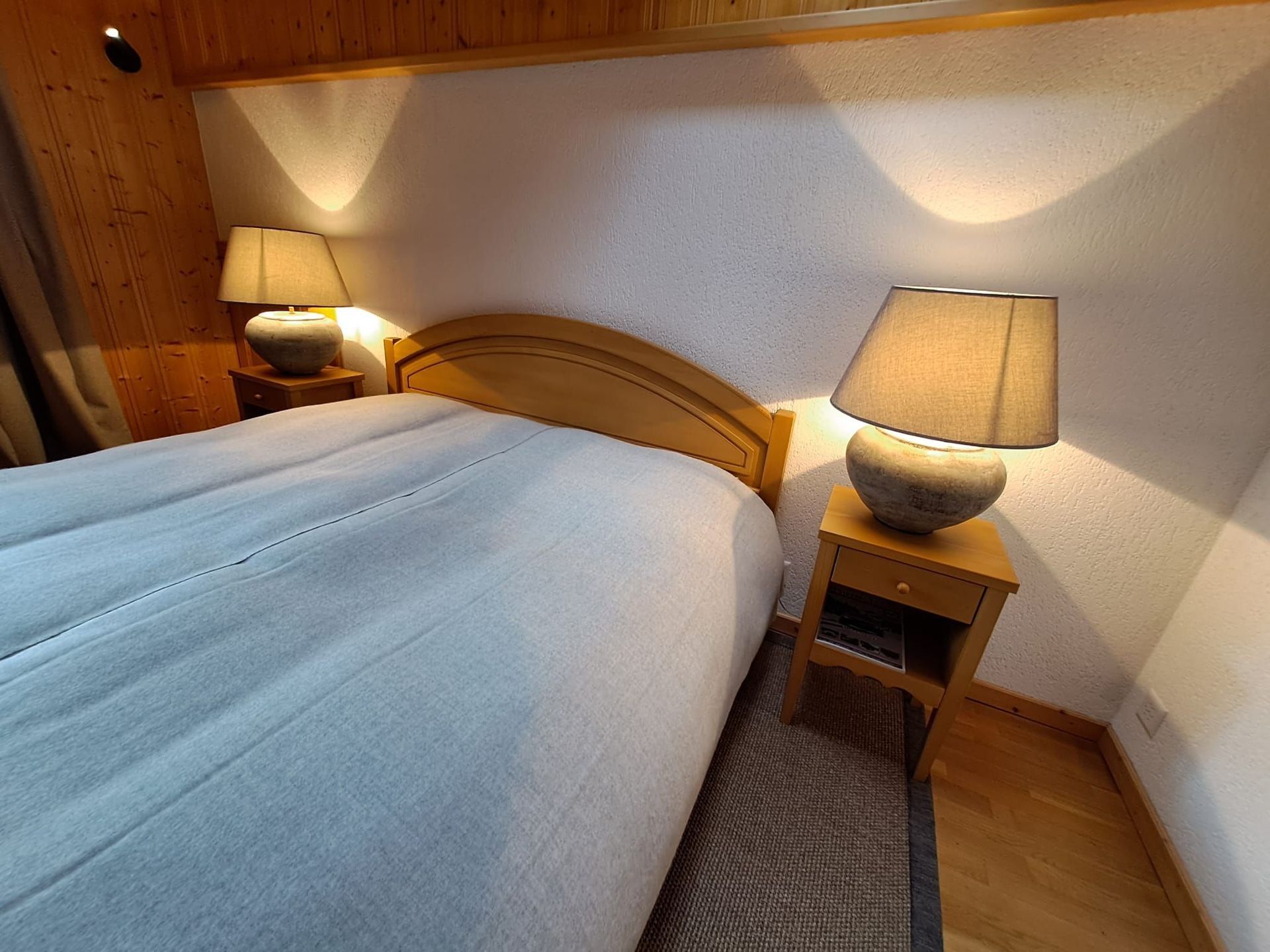 Lit et table de nuit en sapin teinté