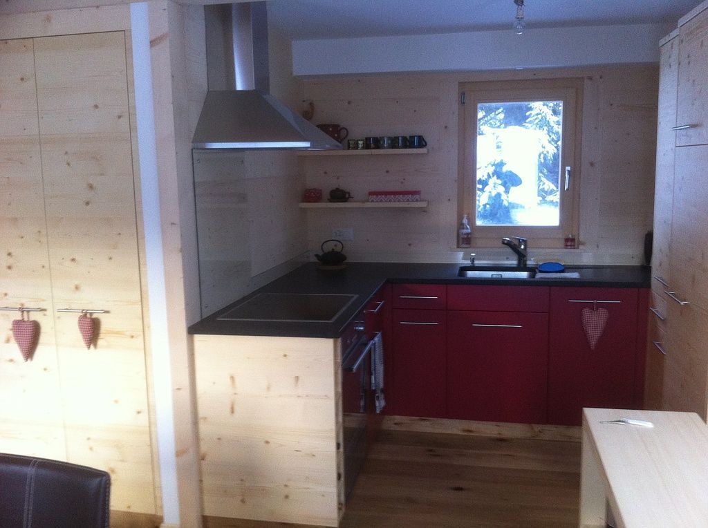 Cuisine sapin naturel et stratifié.