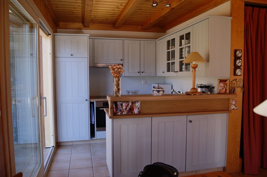 Cuisine en chêne peint et plateau chêne naturel.