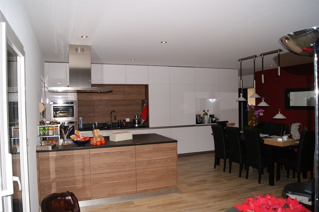 Cuisine blanc brillant et chêne.