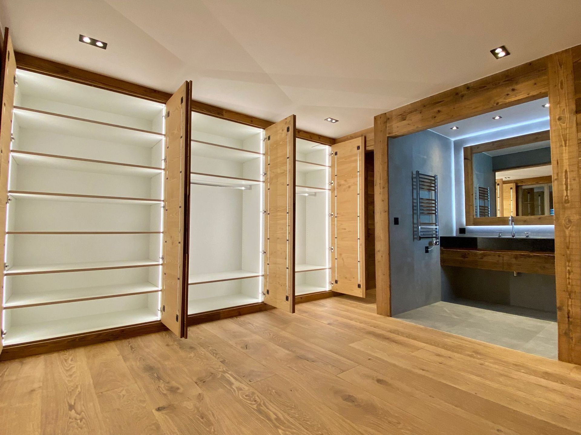 Armoire avec éclairage sur détecteur en vieux bois