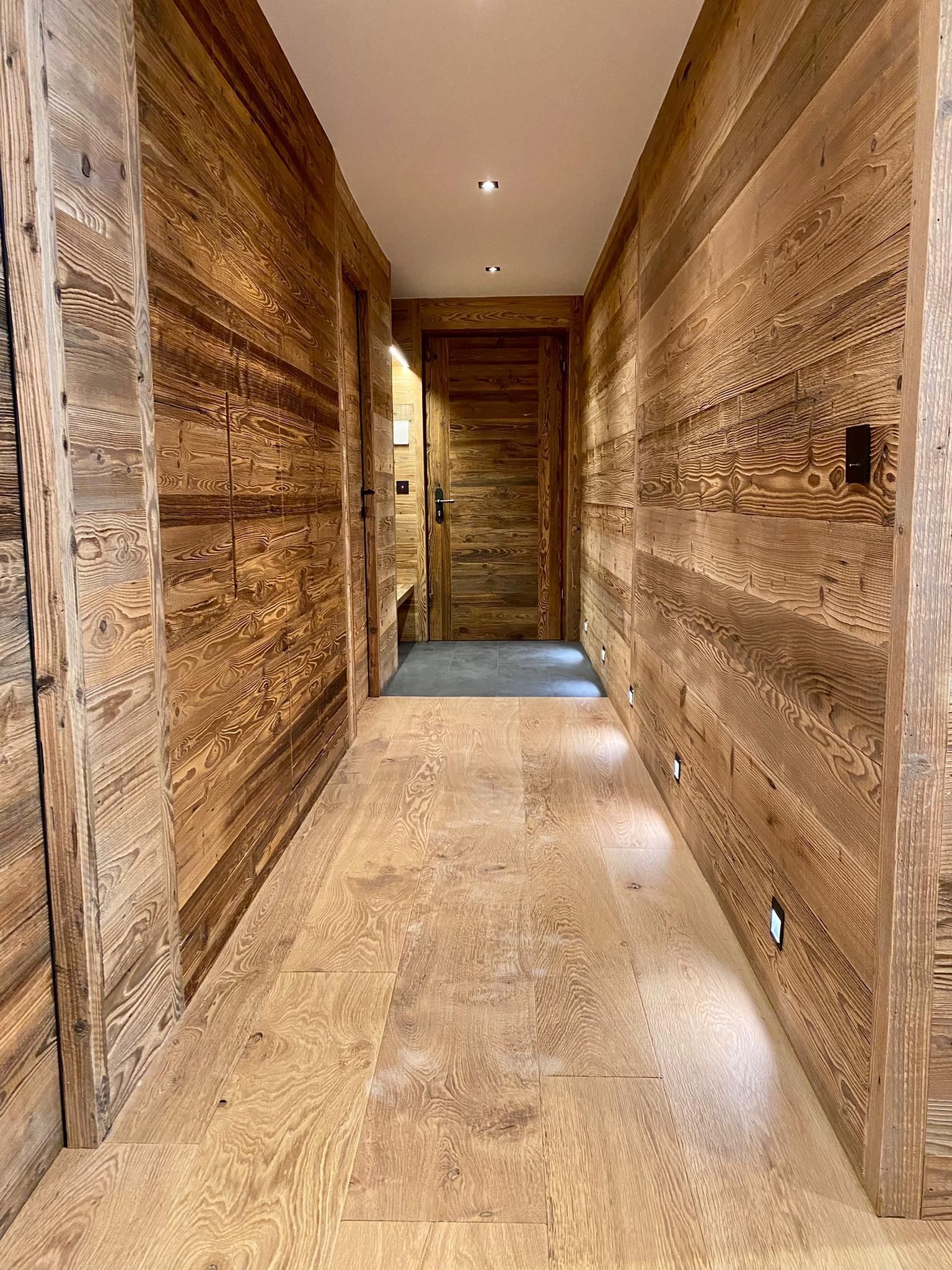 Armoire avec éclairage sur détecteur en vieux bois