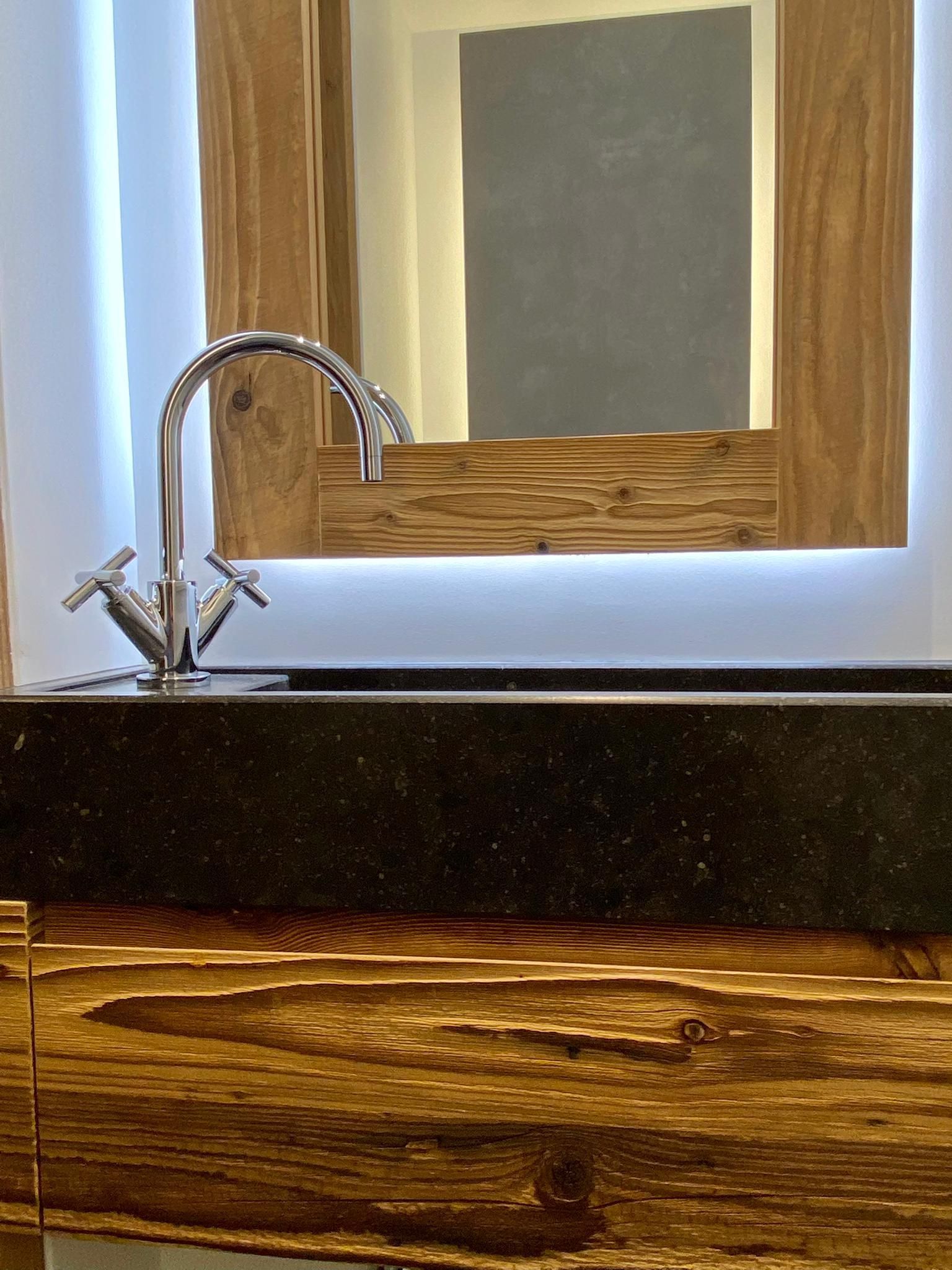 Miroir chauffants avec cadre vieux bois, bassin en pierre