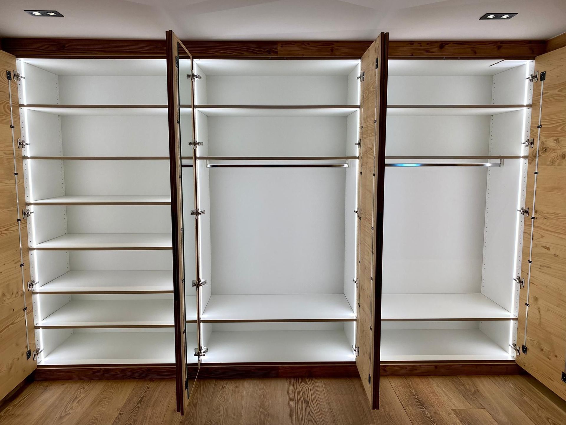 Armoire avec éclairage sur détecteur en vieux bois