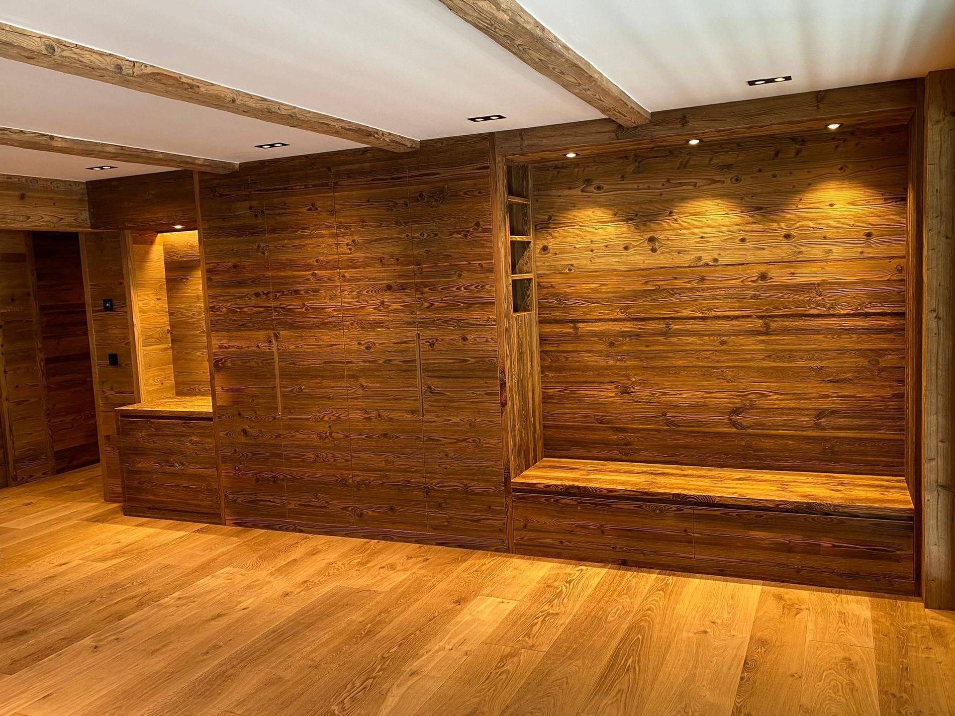 Meuble salon en vieux bois, éclairage intégré