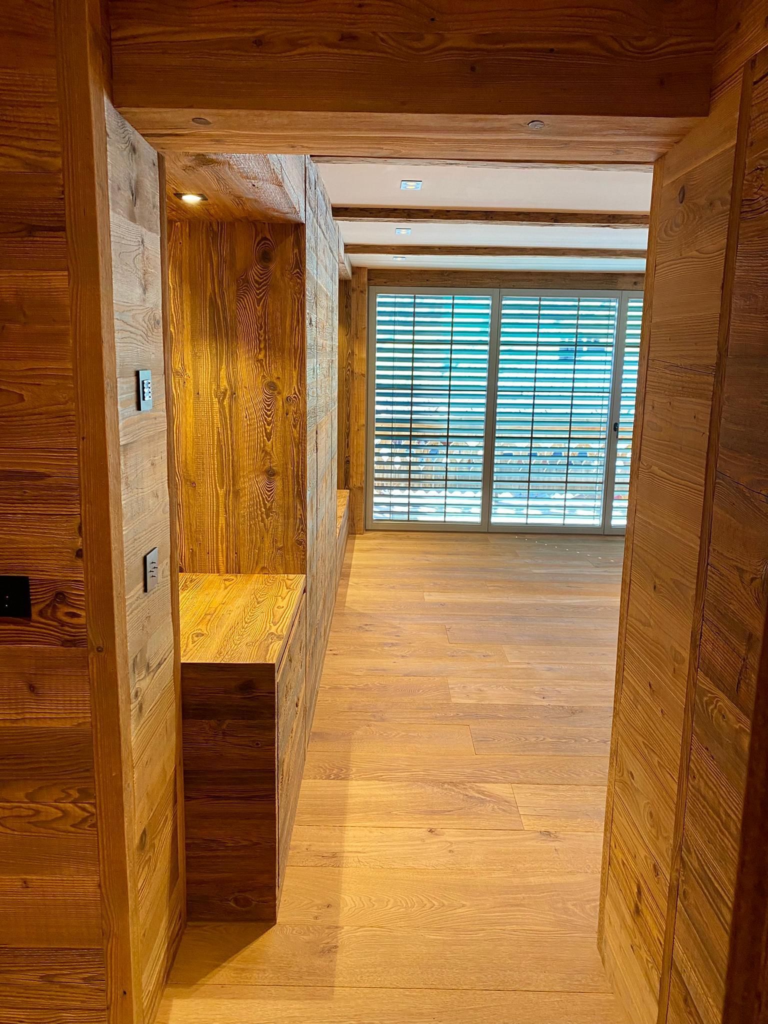 Meuble salon en vieux bois, éclairage intégré