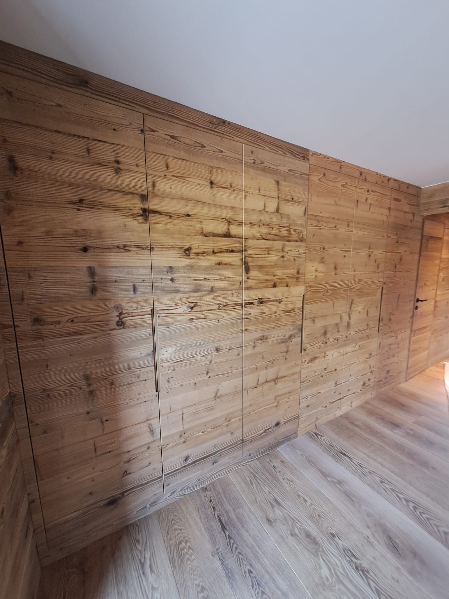 Armoire avec éclairage sur détecteur en vieux bois