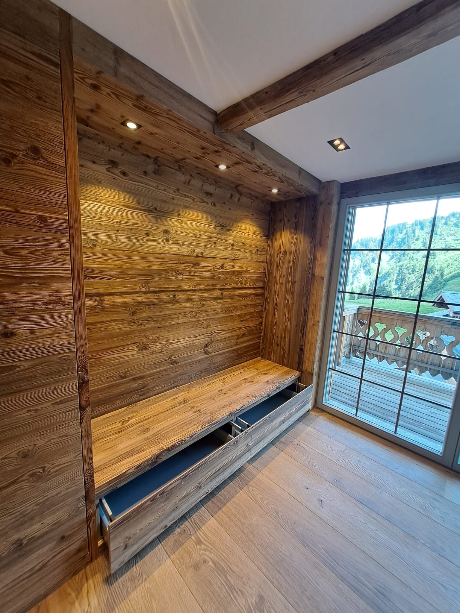 Meuble salon en vieux bois, éclairage intégré