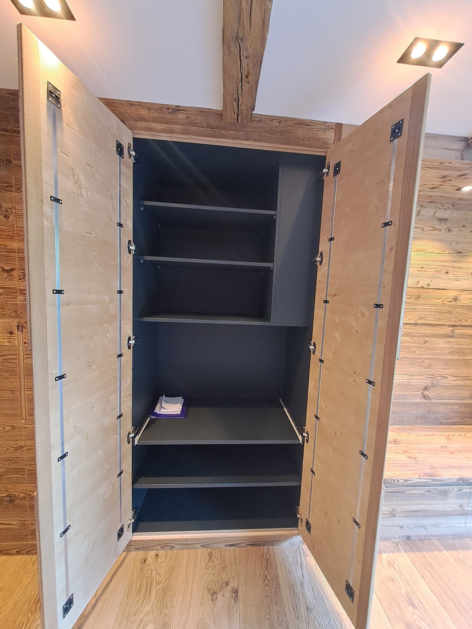 Meuble salon en vieux bois, éclairage intégré