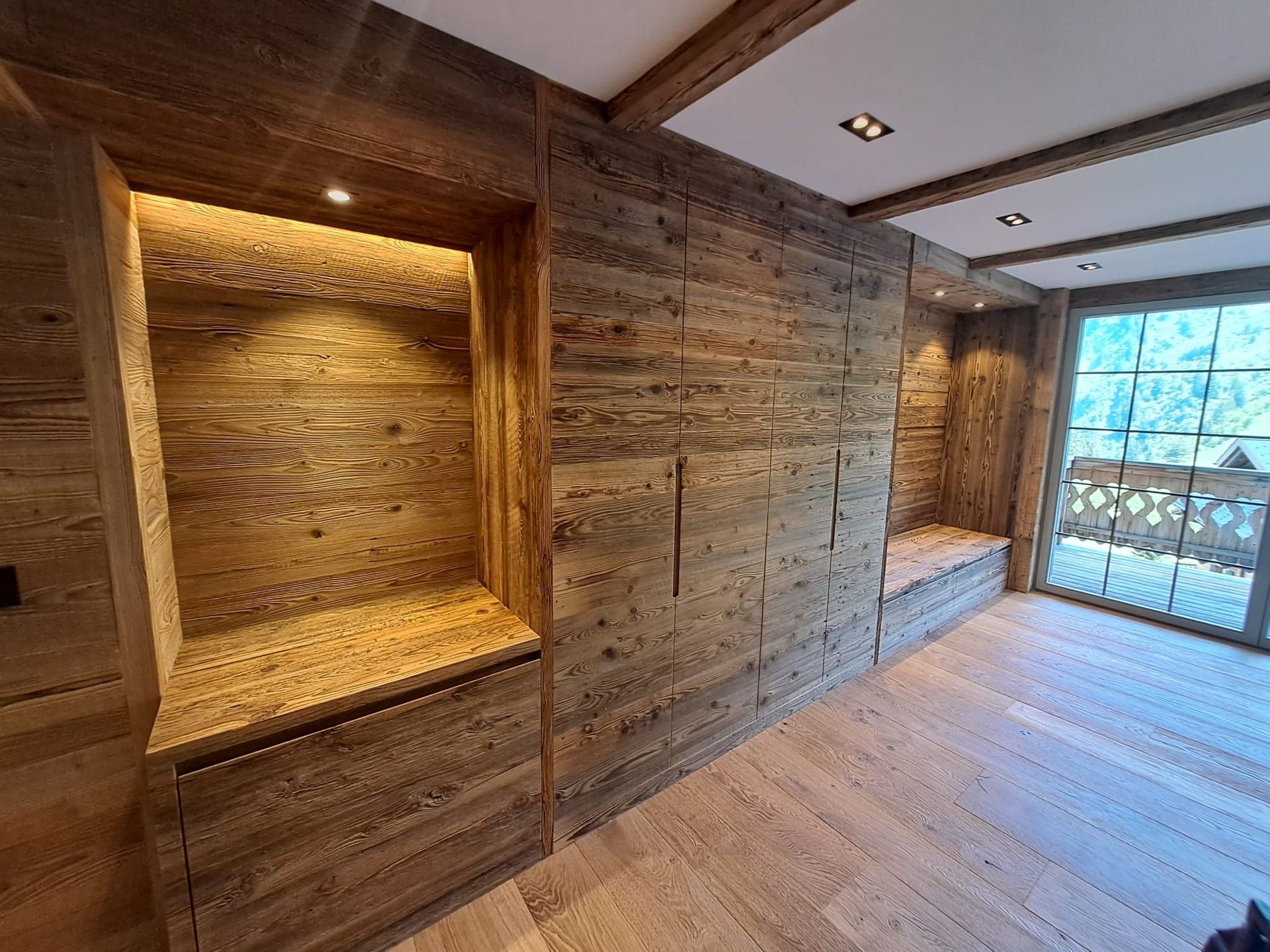 Meuble salon en vieux bois, éclairage intégré