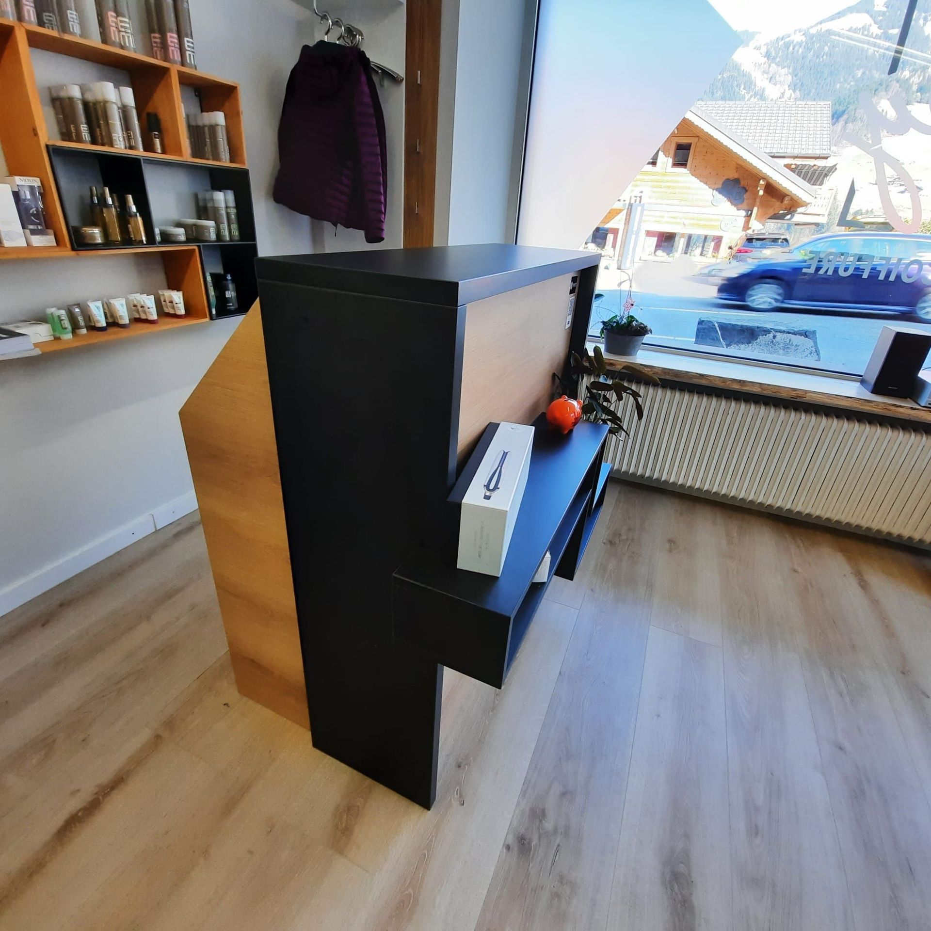 Meuble de réception pour un salon de coiffure en stratifié