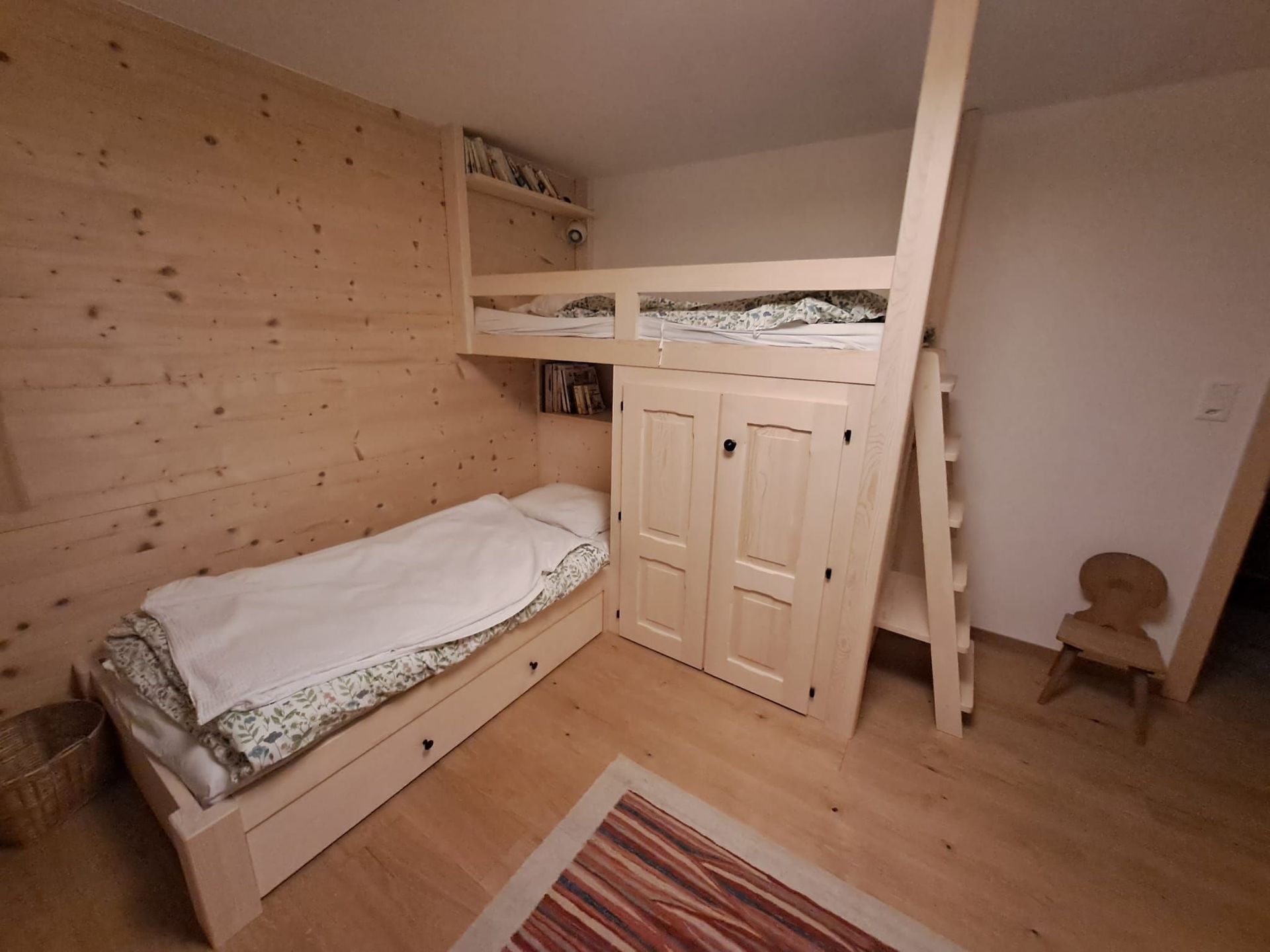 Lits étages combinés avec armoire, barrière de protection, échelle et étagères, en Sapin