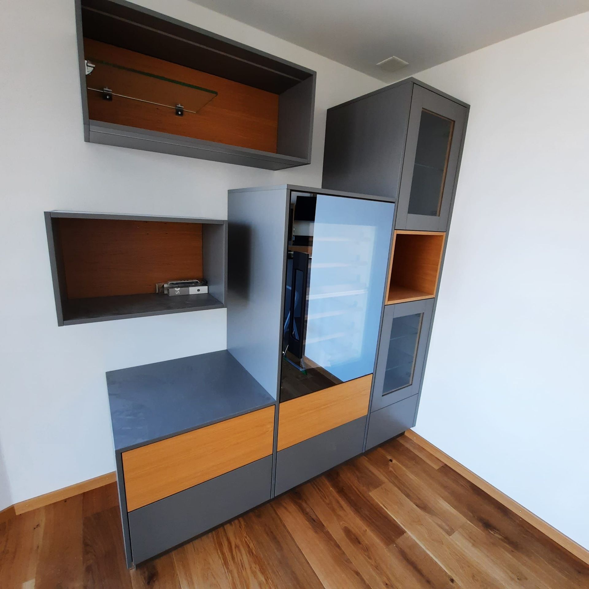 Cuisine stratifié et plaque chêne. Plan de travail granit impala 20mm, entre meuble en verre