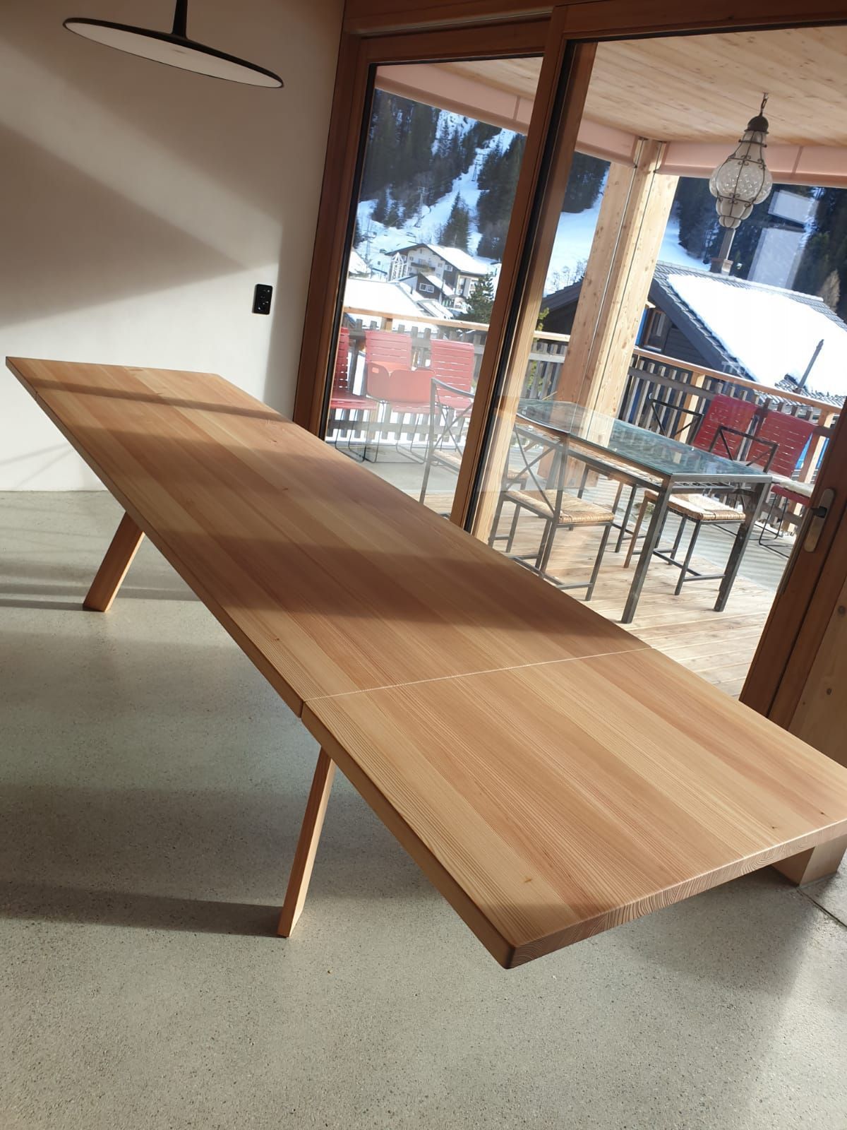 Table en mélèze avec rallonge et veinage suivi