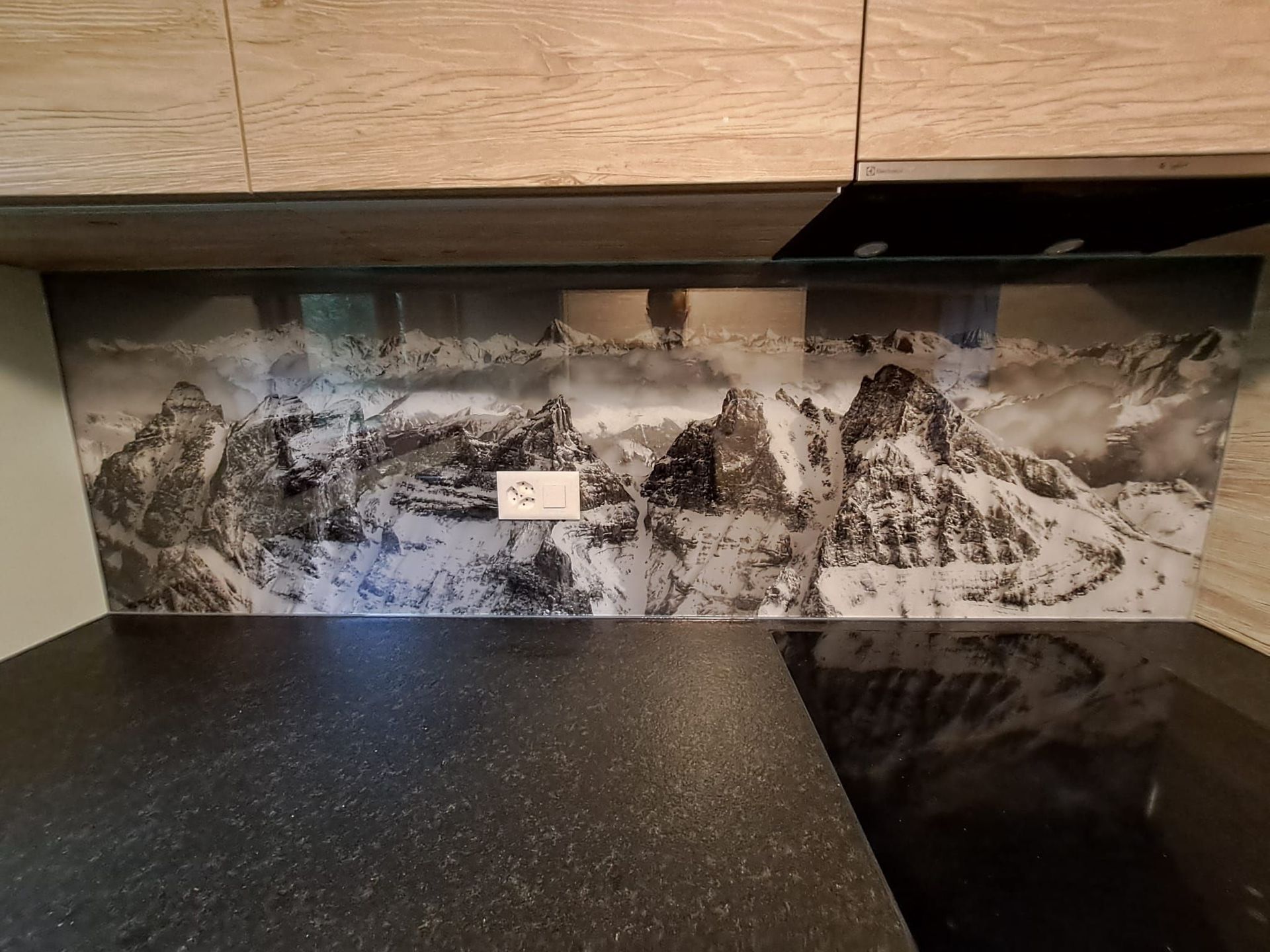 Cuisine stratifié imitation bois avec entre meuble en verre et photo panoramique