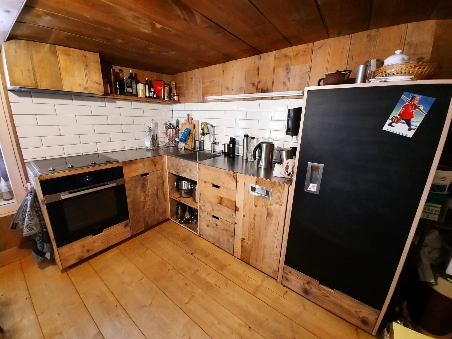 Selon le souhait de nos clients qui désiraient garder les anciens matériaux en rénovant cuisine, salle de bain, fenêtres et porte d'entrée