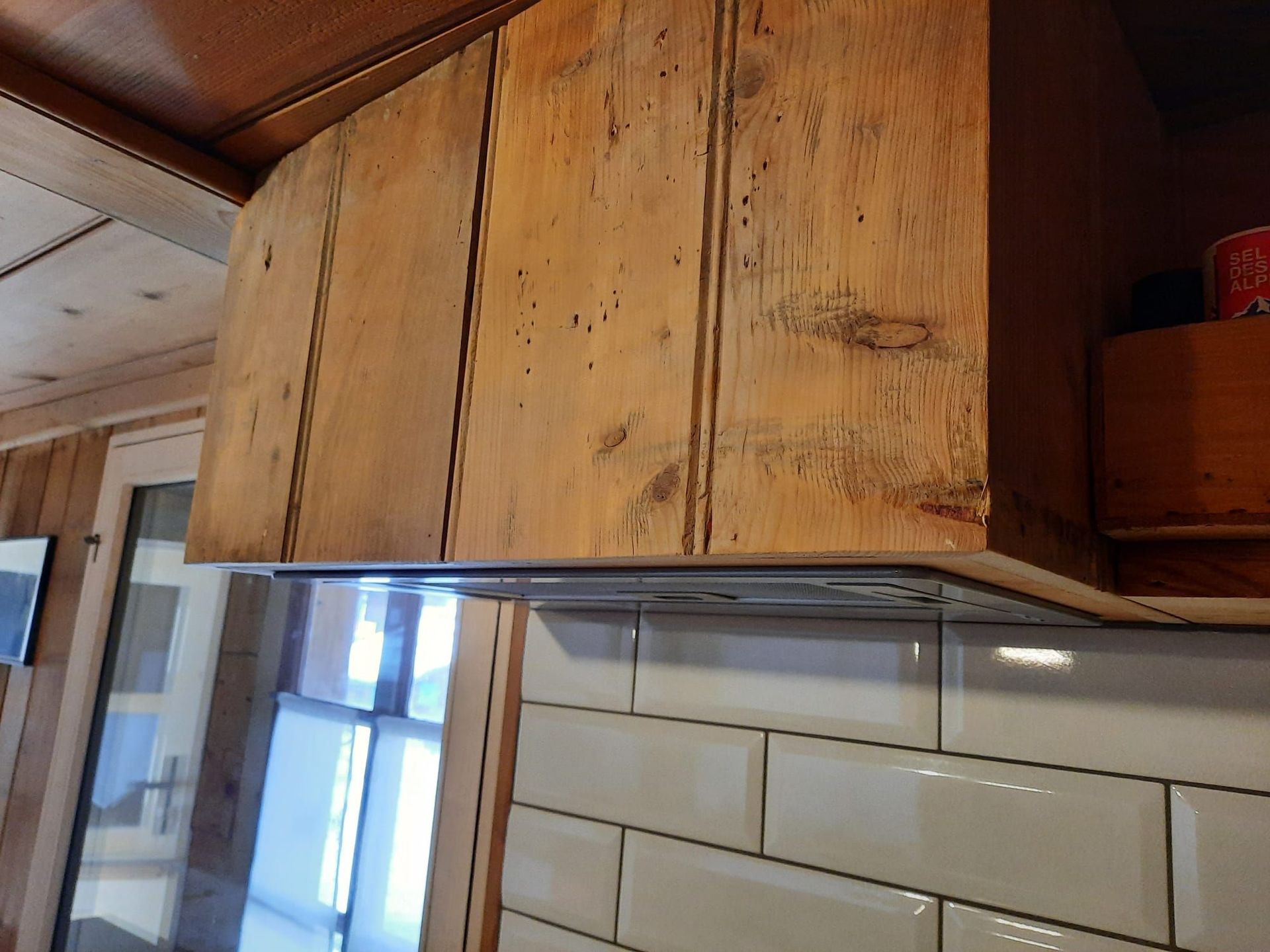 Selon le souhait de nos clients qui désiraient garder les anciens matériaux en rénovant cuisine, salle de bain, fenêtres et porte d'entrée, hotte de ventilation cachée