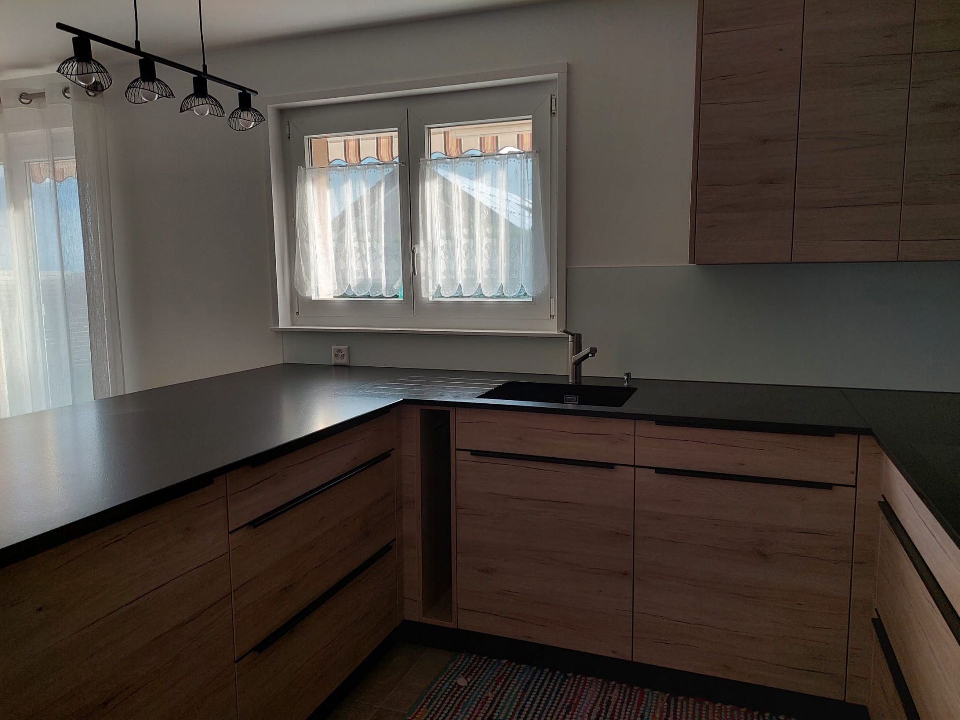 Cuisine en stratifié avec plan de travail en granit