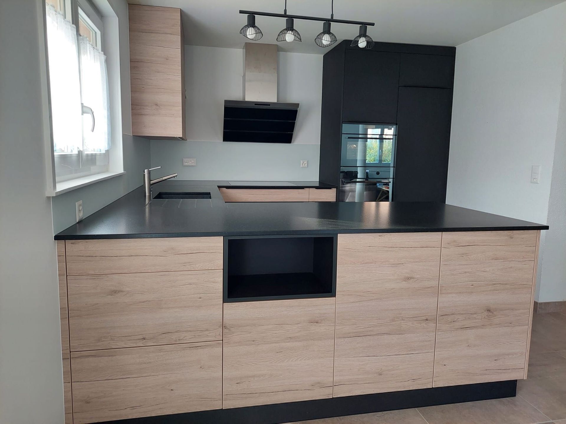 Cuisine en stratifié avec plan de travail en granit