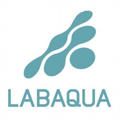 Logotipo de LABAQUA en color verde azulado, con formas abstractas de gotas de agua sobre un fondo blanco