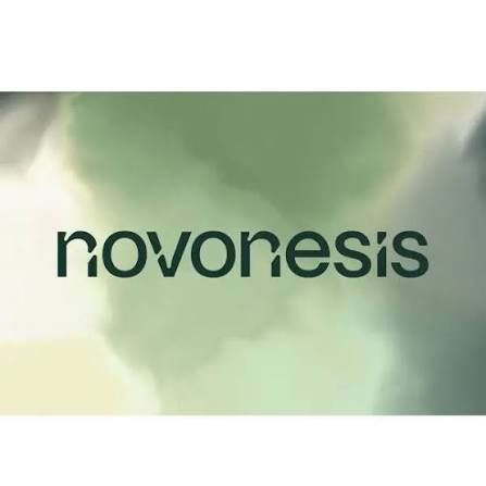 Logotipo de Novonesis en texto oscuro sobre un fondo degradado en tonos suaves de verde y crema