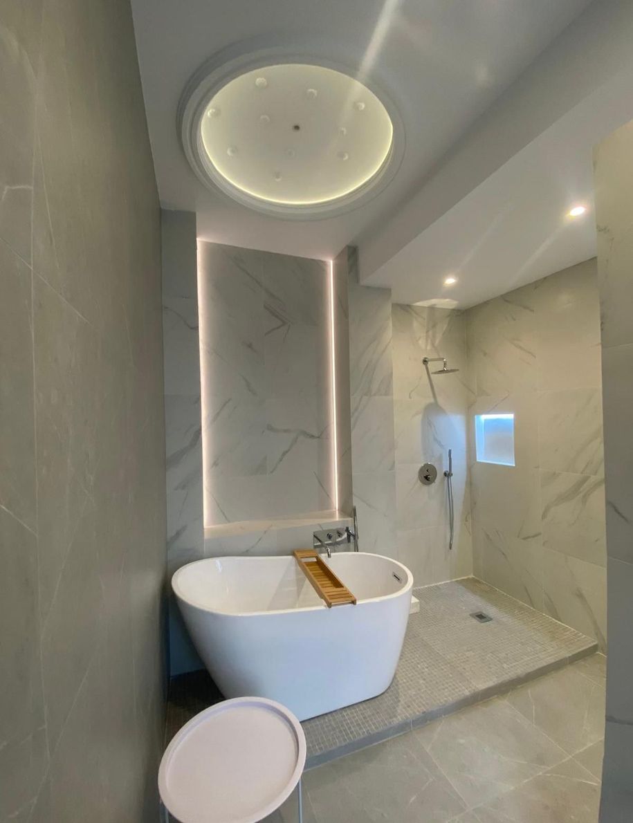 Un baño con bañera y ducha.