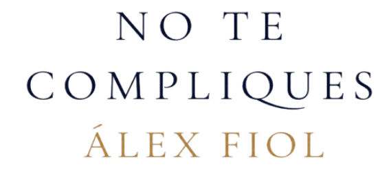 &ldquo;No te compliques&rdquo; de &Aacute;lex Fiol en texto azul marino y dorado sobre fondo blanco