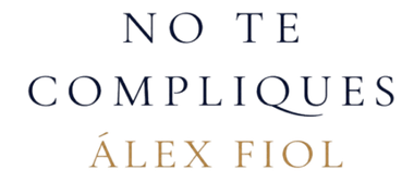 “No te compliques” de Álex Fiol en texto azul marino y dorado sobre fondo blanco