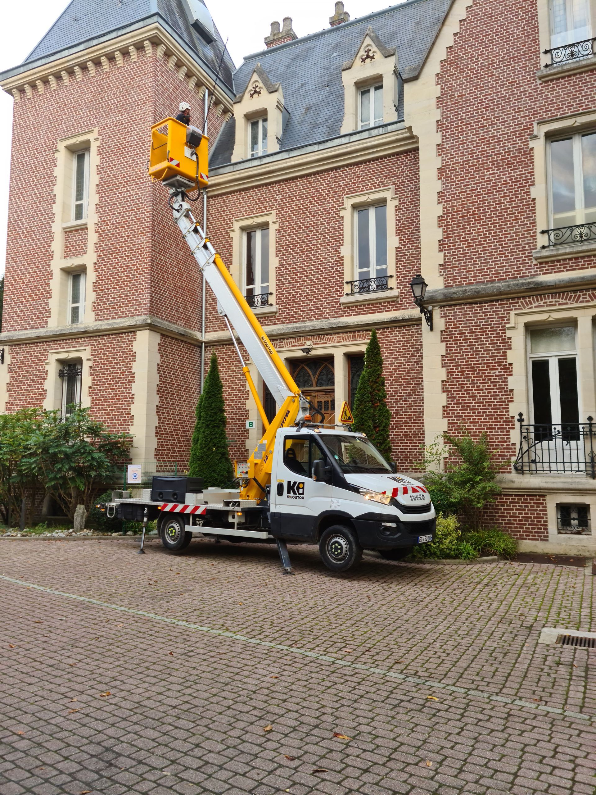 Nettoyage de toiture grâce à une nacelle