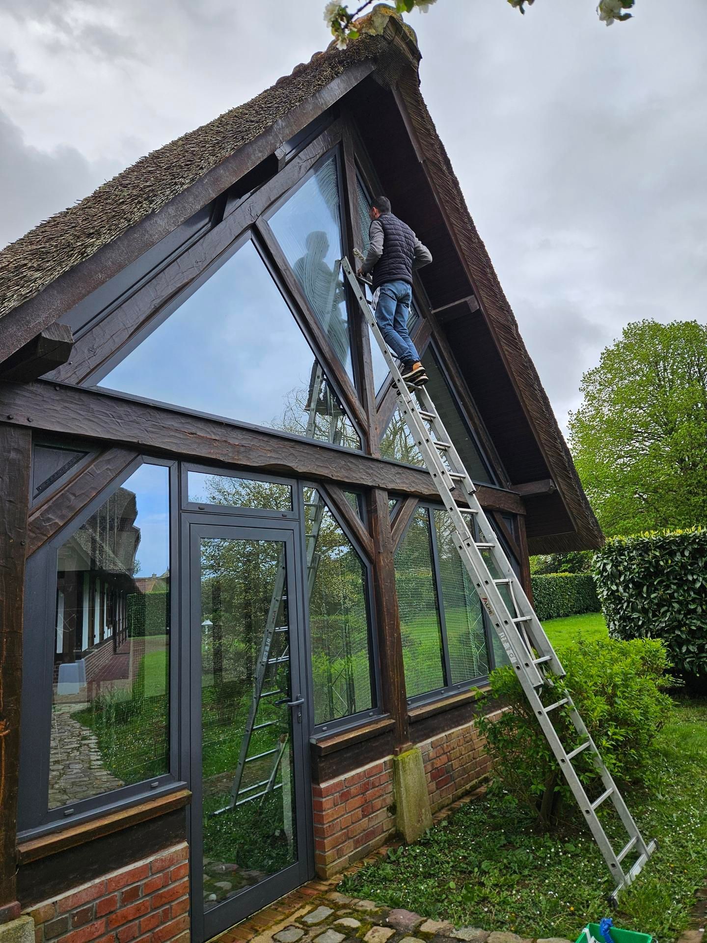 Nettoyage vitre extérieure d'une maison en hauteur