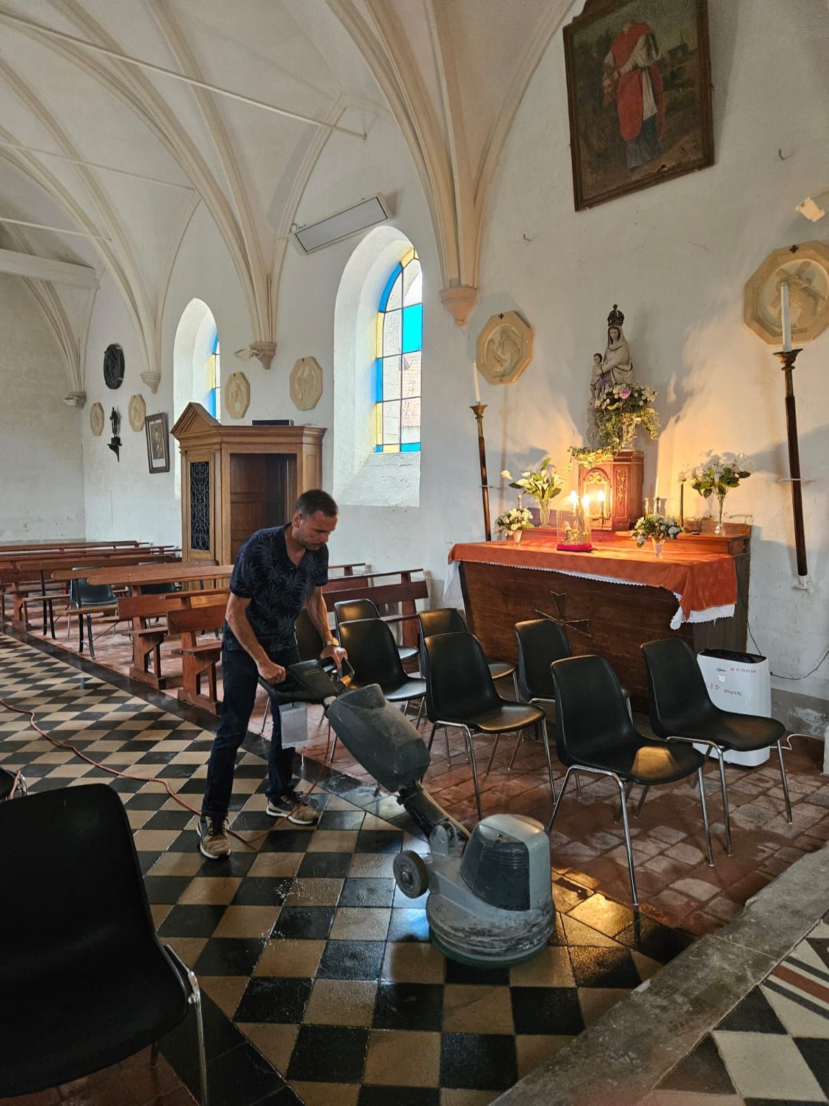 Nettoyage du sol d'une église