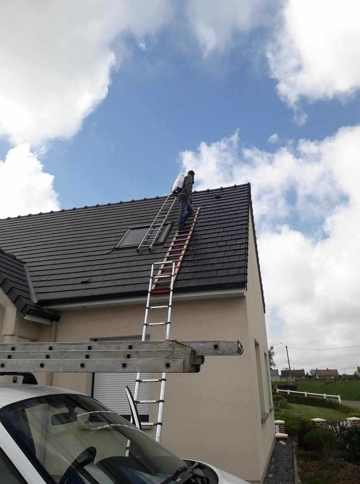 Nettoyage de toiture sur échelle