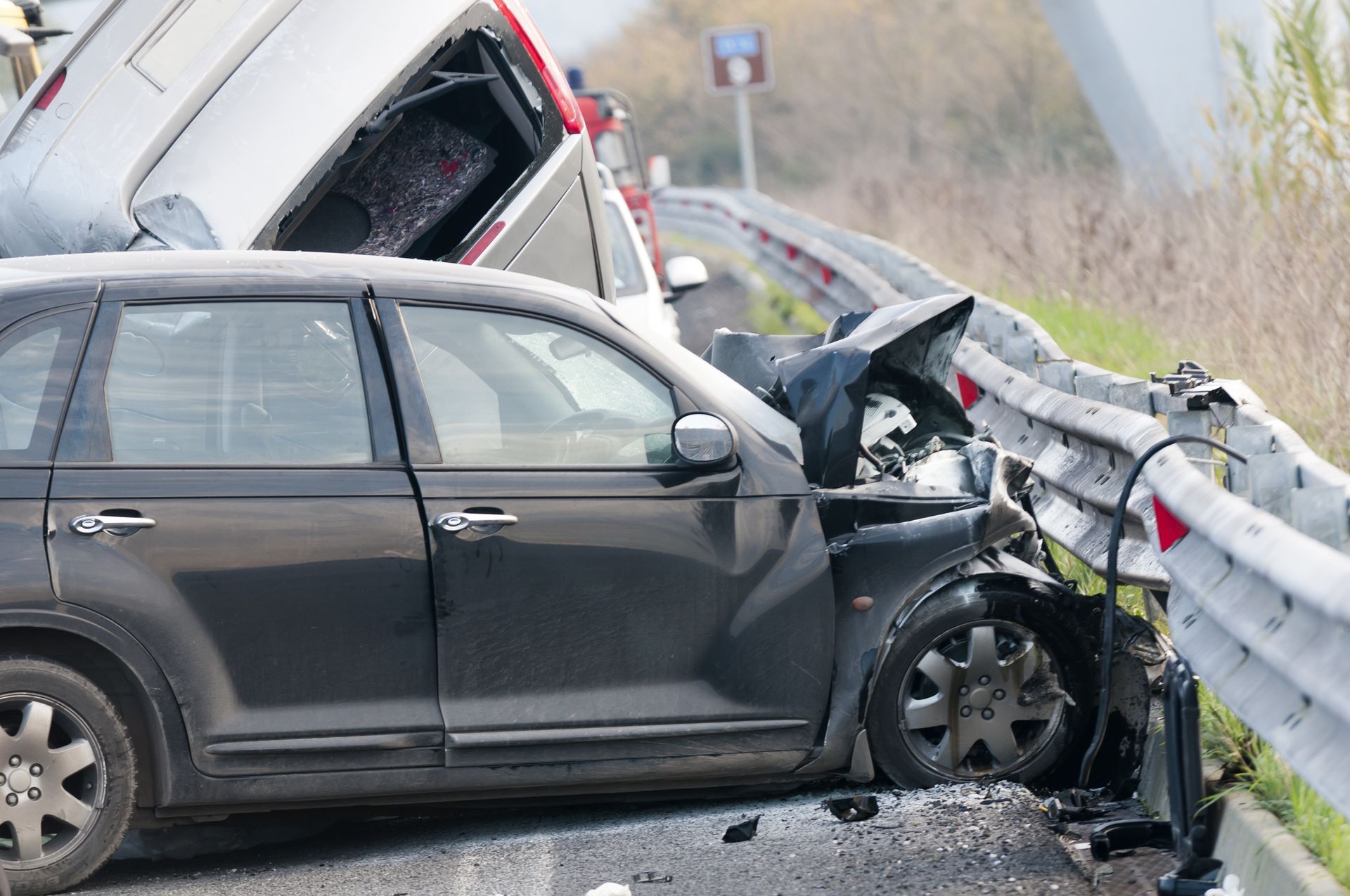 Un coche chocó contra otro coche al costado de la carretera.