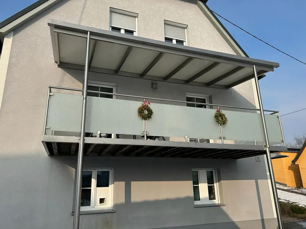Ein Haus mit Balkon im zweiten Stock