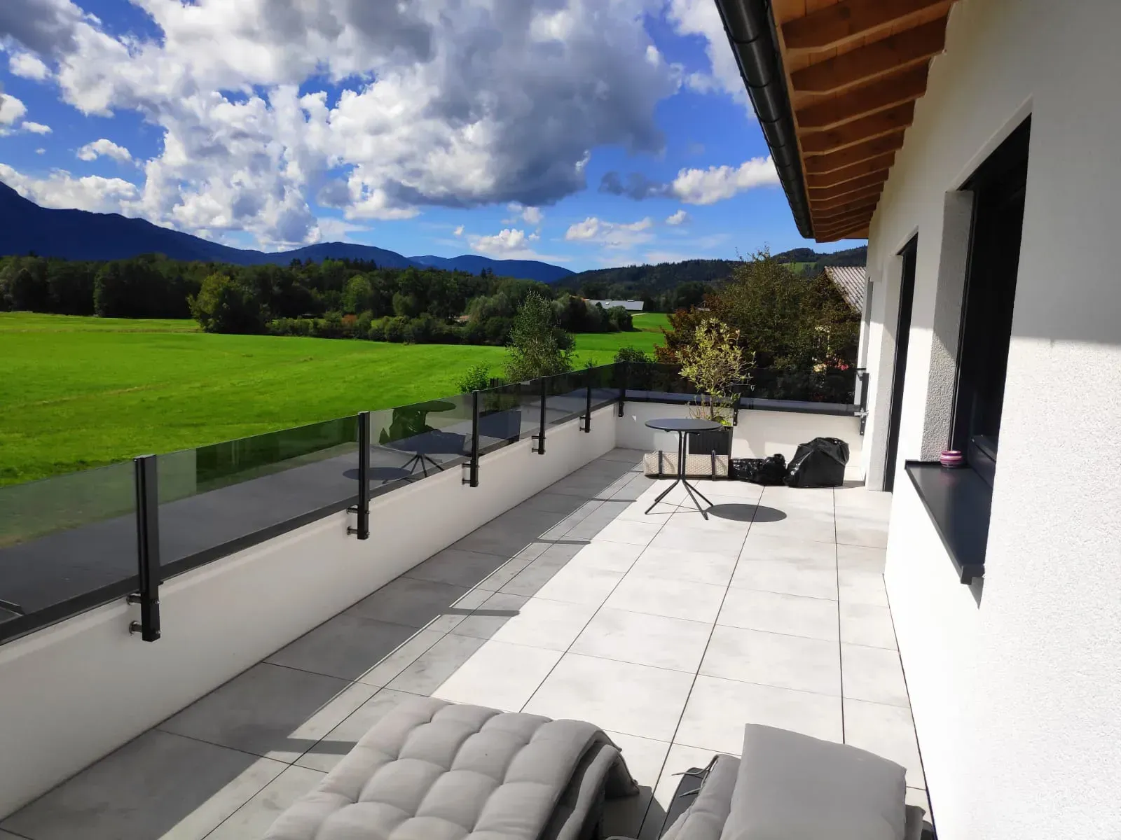 Ein Balkon mit Blick auf ein Feld und die Berge