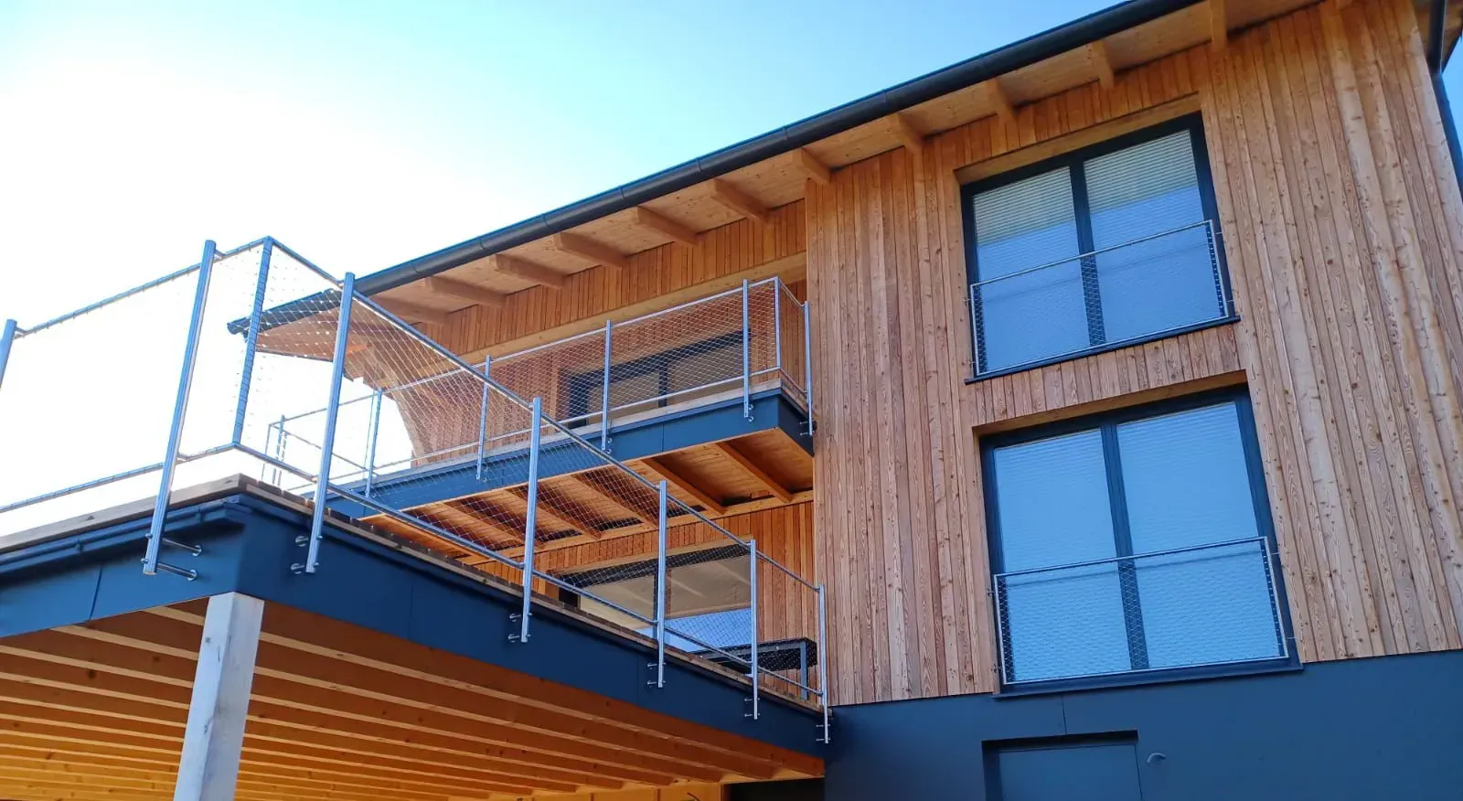 Ein Holzhaus mit Balkon und Treppe.