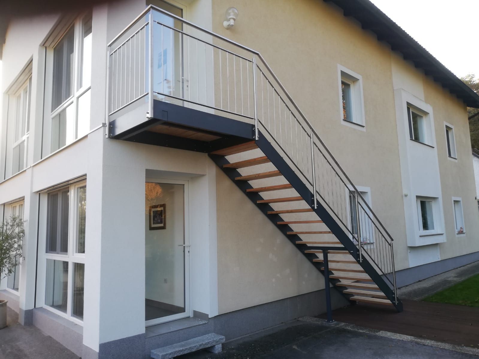 Ein Haus mit einer Treppe, die in den zweiten Stock führt